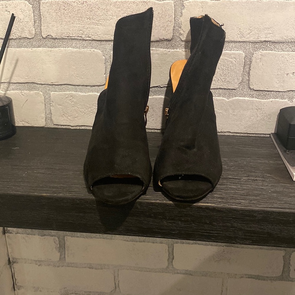 Black peak toe shoes